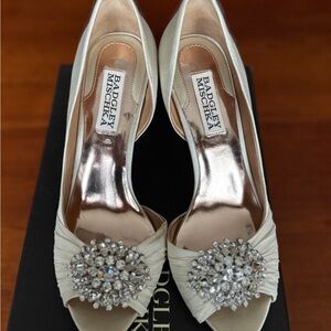 Badgley Mischka Women's Cream Peep-Toe Heels